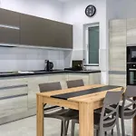 A Lovely 1br With Balcony Just Off The Coast By 360 Estates *