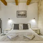 A Lovely 1br With Balcony Just Off The Coast By 360 Estates * San Giuliano