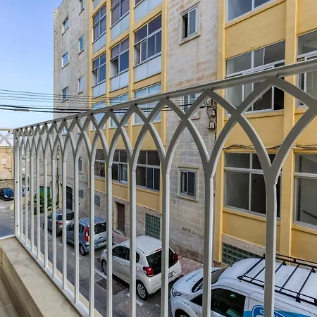 Appartamento A Lovely 1br With Balcony Just Off The Coast By 360 Estates
