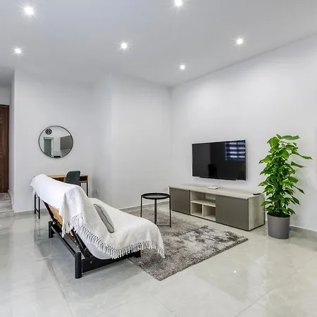 A Lovely 1br With Balcony Just Off The Coast By 360 Estates 아파트 *