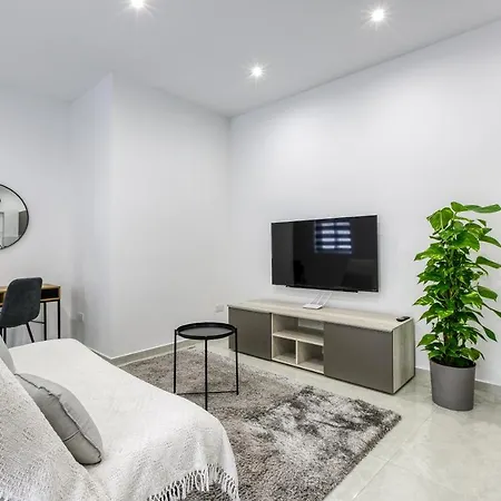 A Lovely 1br With Balcony Just Off The Coast By 360 Estates 아파트