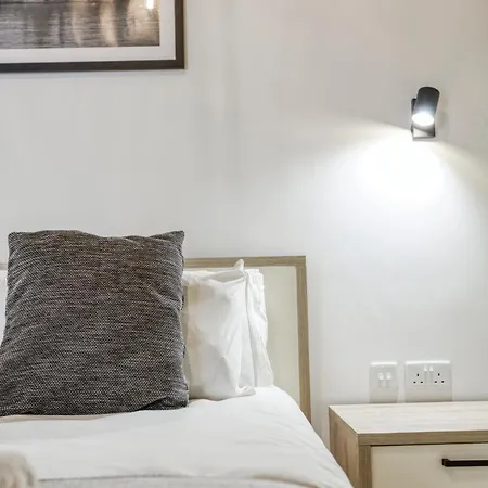 A Lovely 1br With Balcony Just Off The Coast By 360 Estates 아파트