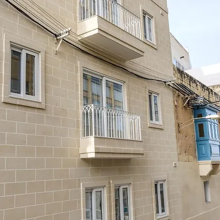 A Lovely 1br With Balcony Just Off The Coast By 360 Estates *