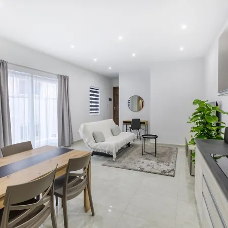 A Lovely 1br With Balcony Just Off The Coast By 360 Estates 아파트 *