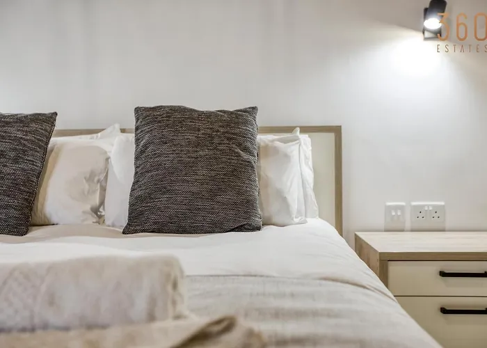 Apartment A Lovely 1br With Balcony Just Off The Coast By 360 Estates *