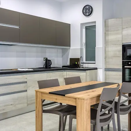 A Lovely 1br With Balcony Just Off The Coast By 360 Estates *