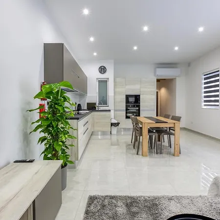 A Lovely 1br With Balcony Just Off The Coast By 360 Estates * Saint Julian's