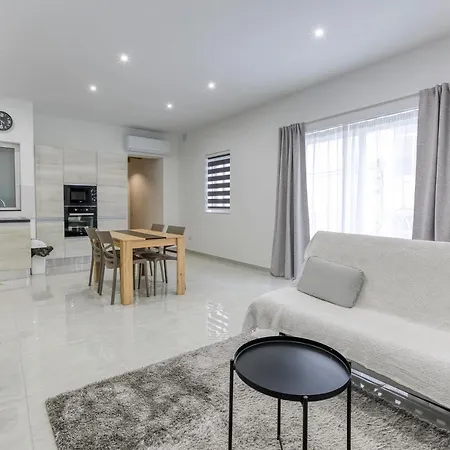 A Lovely 1br With Balcony Just Off The Coast By 360 Estates *