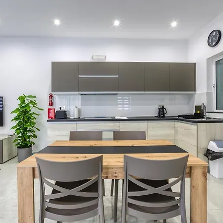 A Lovely 1br With Balcony Just Off The Coast By 360 Estates