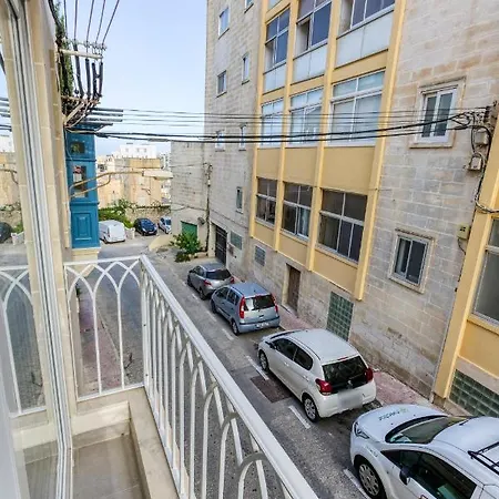 A Lovely 1br With Balcony Just Off The Coast By 360 Estates *